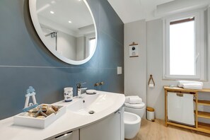 Departamento familiar, varias habitaciones (Casa Pepitas apt sea front Monopoli) | Baño | Regadera, secadora de cabello, bidet, toallas 
