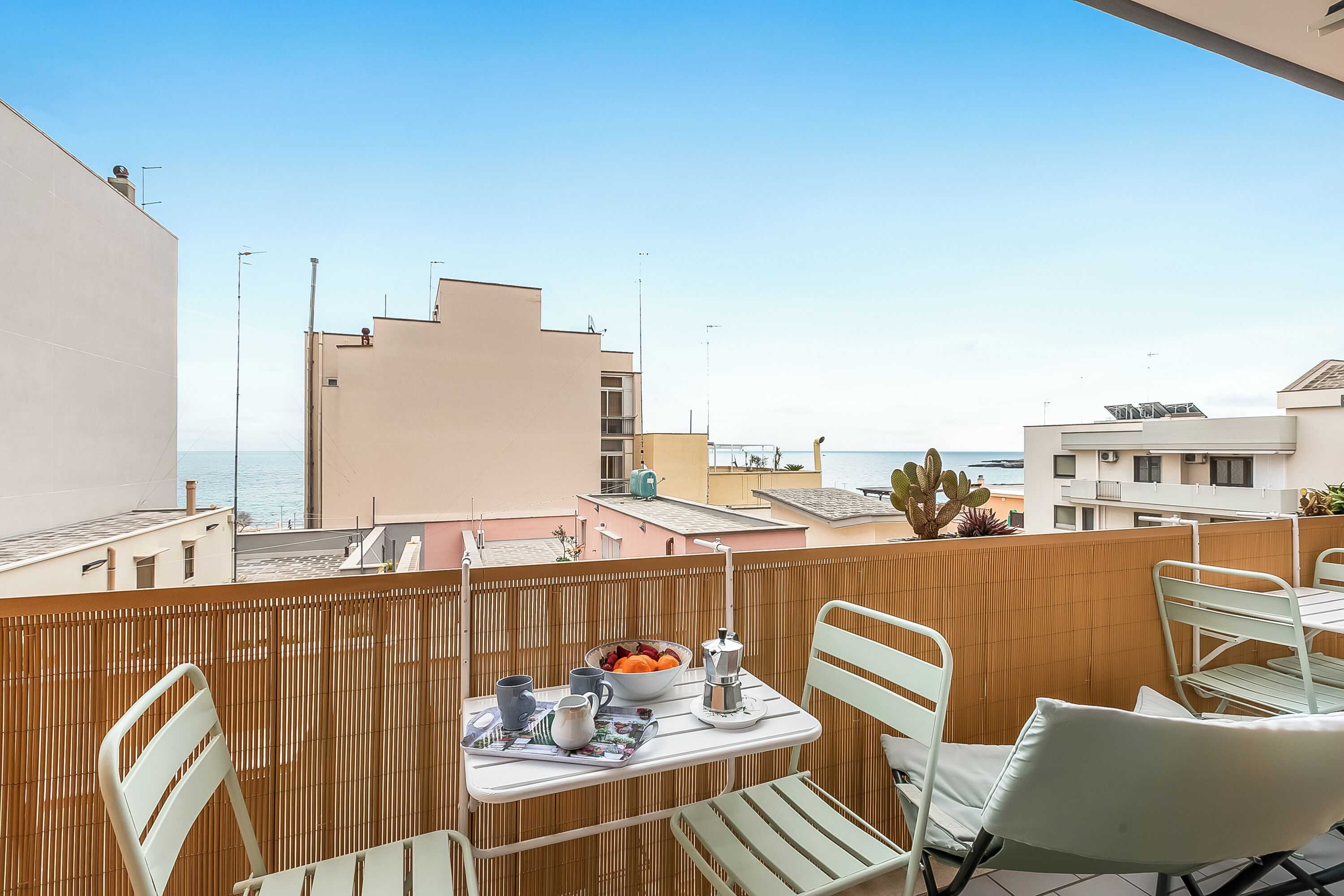 Family Apartment, Multiple Bedrooms, Refrigerator & Microwave (Casa Pepitas apt sea front Monopoli) | Outdoor dining