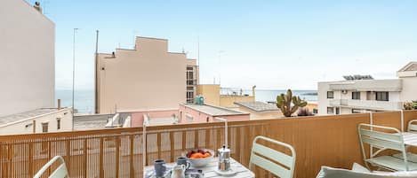 Departamento familiar, varias habitaciones (Casa Pepitas apt sea front Monopoli) | Restaurante al aire libre