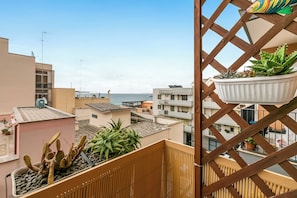 Family Apartment, 4 Bedrooms, Refrigerator & Microwave (Casa Pepitas apt sea front Monopoli) | Balcony