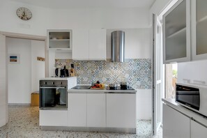 Departamento familiar, varias habitaciones (Casa Pepitas apt sea front Monopoli) | Cocina privada | Refrigerador, microondas, horno y lavavajillas 