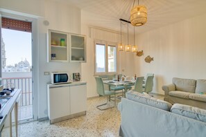 Familienapartment, Mehrere Schlafzimmer (Casa Pepitas apt sea front Monopoli) | Wohnbereich | 21-Zoll-Fernseher mit Digitalempfang