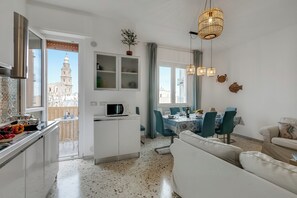 Familieleilighet, flere soverom, kjøleskap og mikrobølgeovn (Casa Pepitas apt sea front Monopoli) | Oppholdsområde | En 21-tommers TV med digitale kanaler