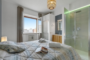 4 bedrooms, laptop workspace, iron/ironing board, bed sheets
