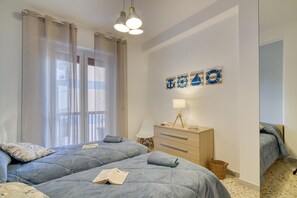 Familienapartment, Mehrere Schlafzimmer (Casa Pepitas apt sea front Monopoli) | 4 Schlafzimmer, laptopgeeigneter Arbeitsplatz, Bügeleisen/Bügelbrett