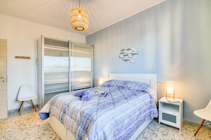 4 bedrooms, laptop workspace, iron/ironing board, bed sheets - Casa Pepitas apt sea Front Monopoli (Monopoli)