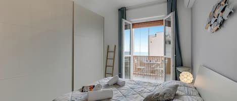 Family Apartment, Multiple Bedrooms, Refrigerator & Microwave (Casa Pepitas apt sea front Monopoli)