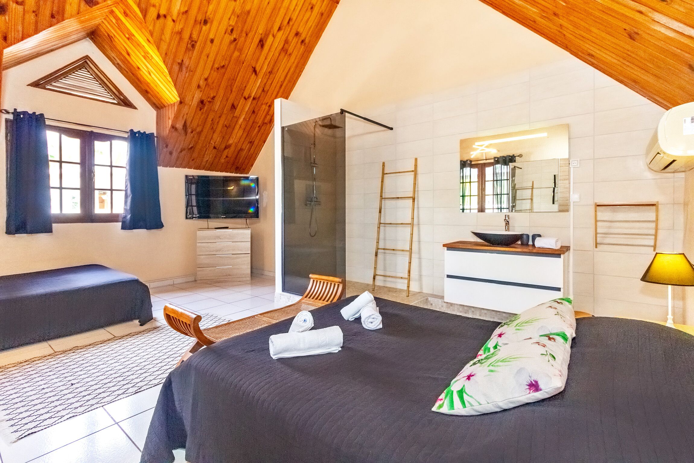 4 chambres, coffres-forts dans les chambres, fer et planche à repasser