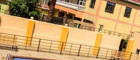 Una piscina al aire libre