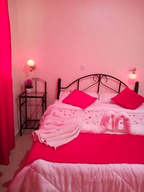 Standard Room | Bed sheets - Sizzling Waters Resort (Nakuru)