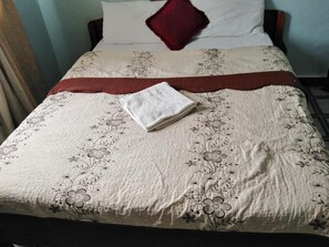Standard Room | Bed sheets - Sizzling Waters Resort (Nakuru)