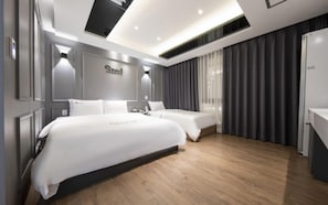 Una habitación de hotel moderna con dos camas, un espejo grande y una cortina oscura.