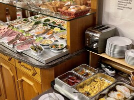 Café da manhã com buffet grátis todos os dias