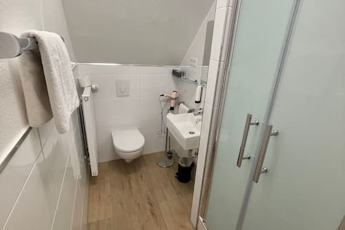 Yhden hengen comfort-huone | Kylpyhuone | Suihku, ilmaiset hygieniatuotteet, hiustenkuivaaja, pyyhkeet