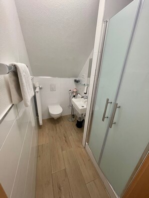 Comfort eenpersoonskamer | Badkamer | Een douche, gratis toiletartikelen, een haardroger, handdoeken