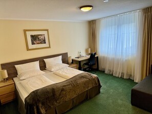 Eenvoudige kamer, 1 twee- of 2 eenpersoonsbedden | 1 slaapkamer, een bureau, een laptopwerkplek, geluiddichte muren