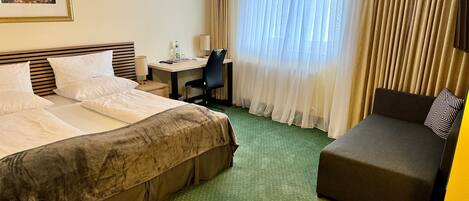 Quarto casal ou duplo básico | Escrivaninha, espaço de trabalho para notebook, quartos à prova de som