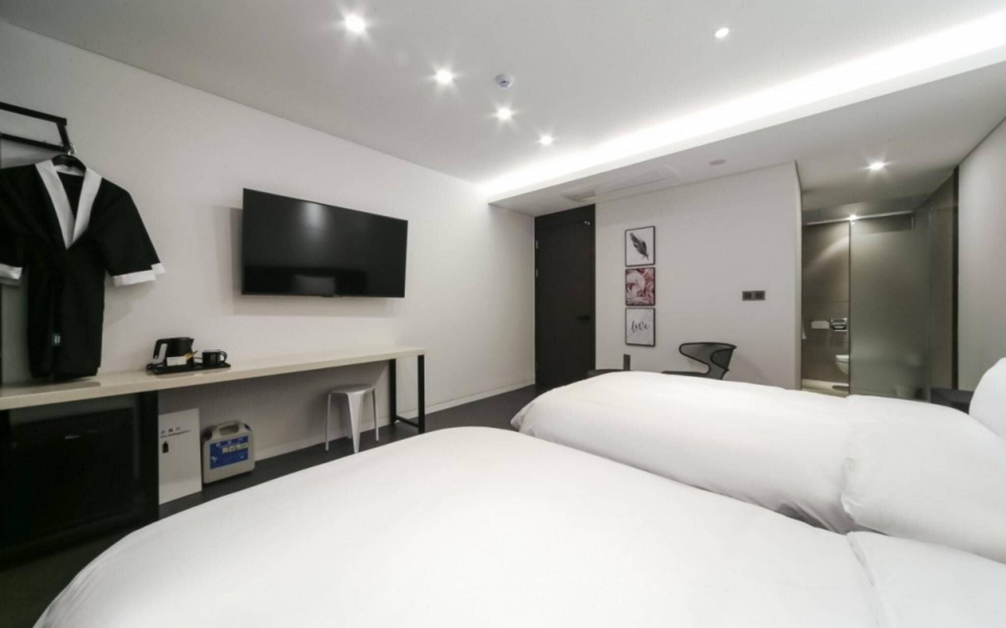 room (deluxe twin (2 person bathtub)) | 1 bedroom, free wifi, bed sheets