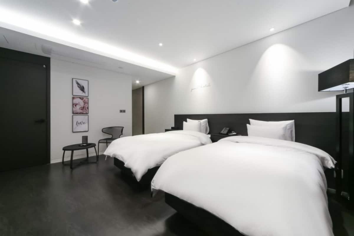 room (deluxe twin (2 person bathtub)) | 1 bedroom, free wifi, bed sheets