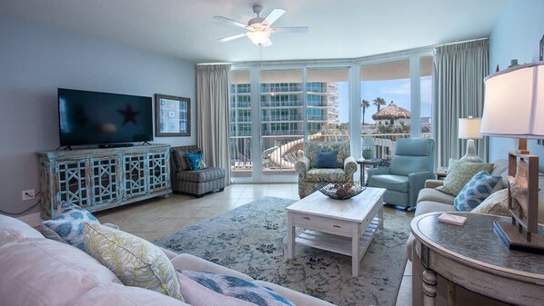 Téléviseur connecté, table de ping-pong, livres, chaßne audio