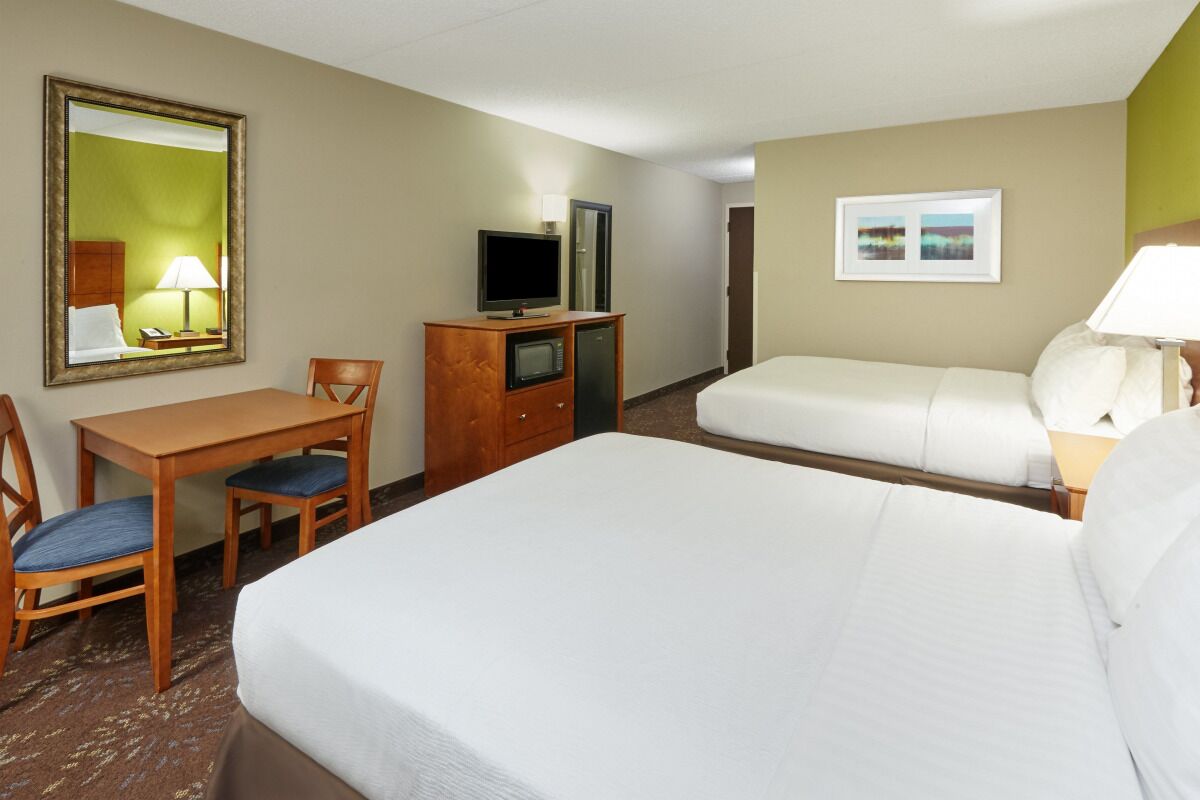 Everything You Need for Your Illinois Trip! 3 Classy Units, Free Parking, Dining