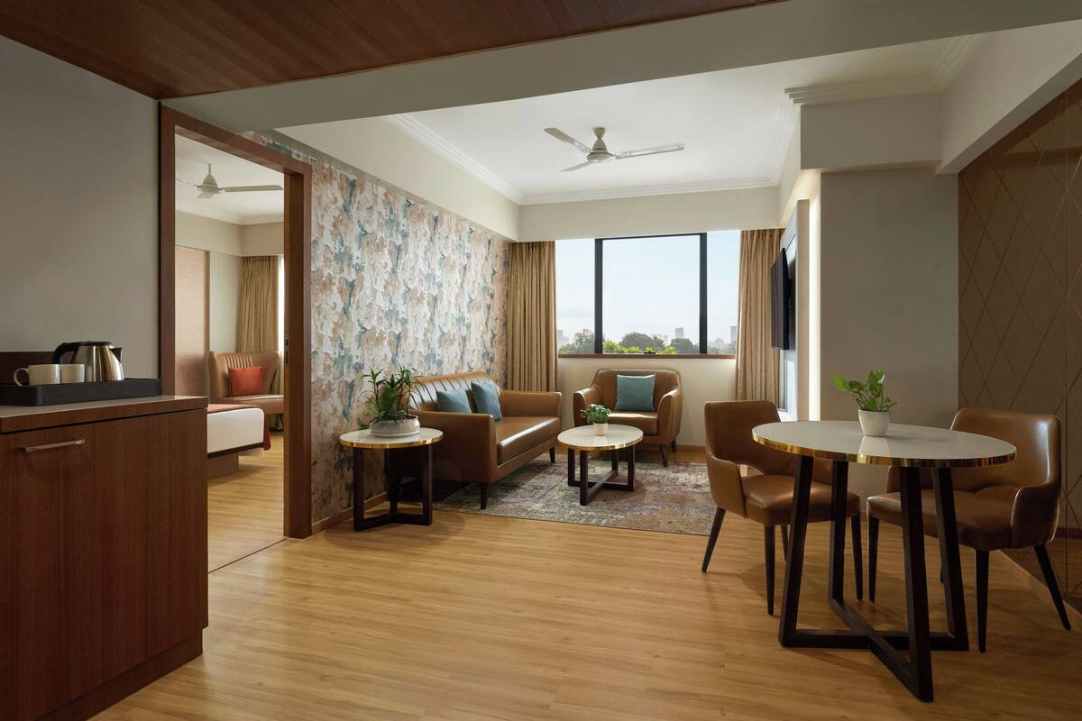 Suite, 1 King Bed, City View | Living room