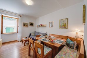 Departamento familiar, varias habitaciones (Appartamento Miorelli 2) | Área de sala de estar | Televisión de 21 pulgadas con canales vía satélite 