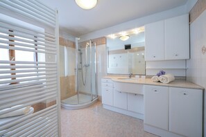 Family Apartment, Multiple Bedrooms (Appartamento Miorelli 1) | Bathroom | Shower, bidet, towels, soap - Appartamento Miorelli (Nago-Torbole)