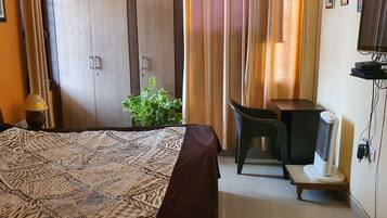 1 bedroom, desk, iron/ironing board, free WiFi