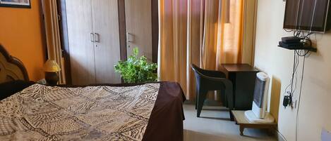 1 habitación, escritorio, tabla de planchar con plancha y wifi gratis