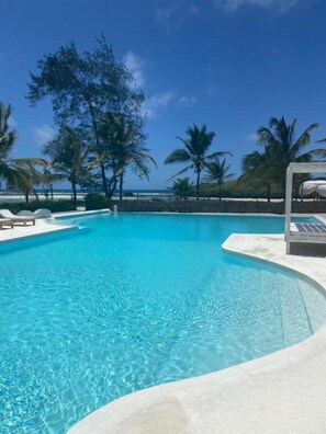 2 outdoor pools