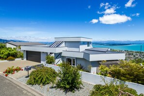 Exterior - Tasman Bay Villa - Stunning hill-top location and Sea Views (Nelson)