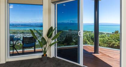 Stunning hill-top location, Sea Views and Spa Pool