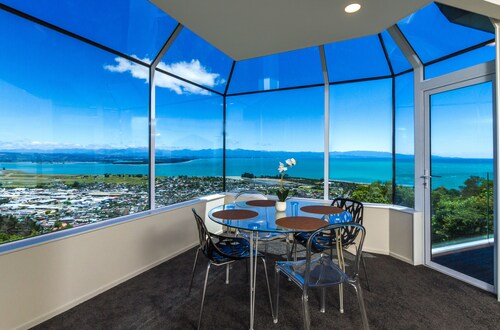 Tasman Bay Villa - Stunning hill-top location and Sea Views