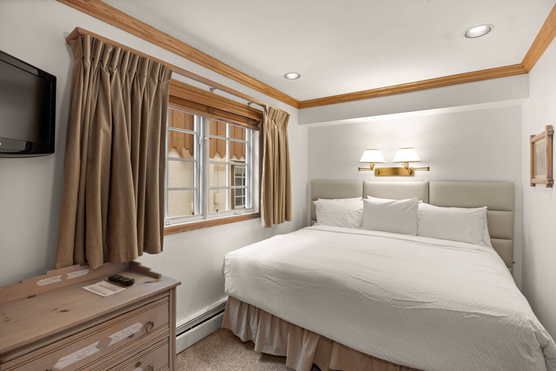 4 bedrooms, iron/ironing board, WiFi (free), bed sheets