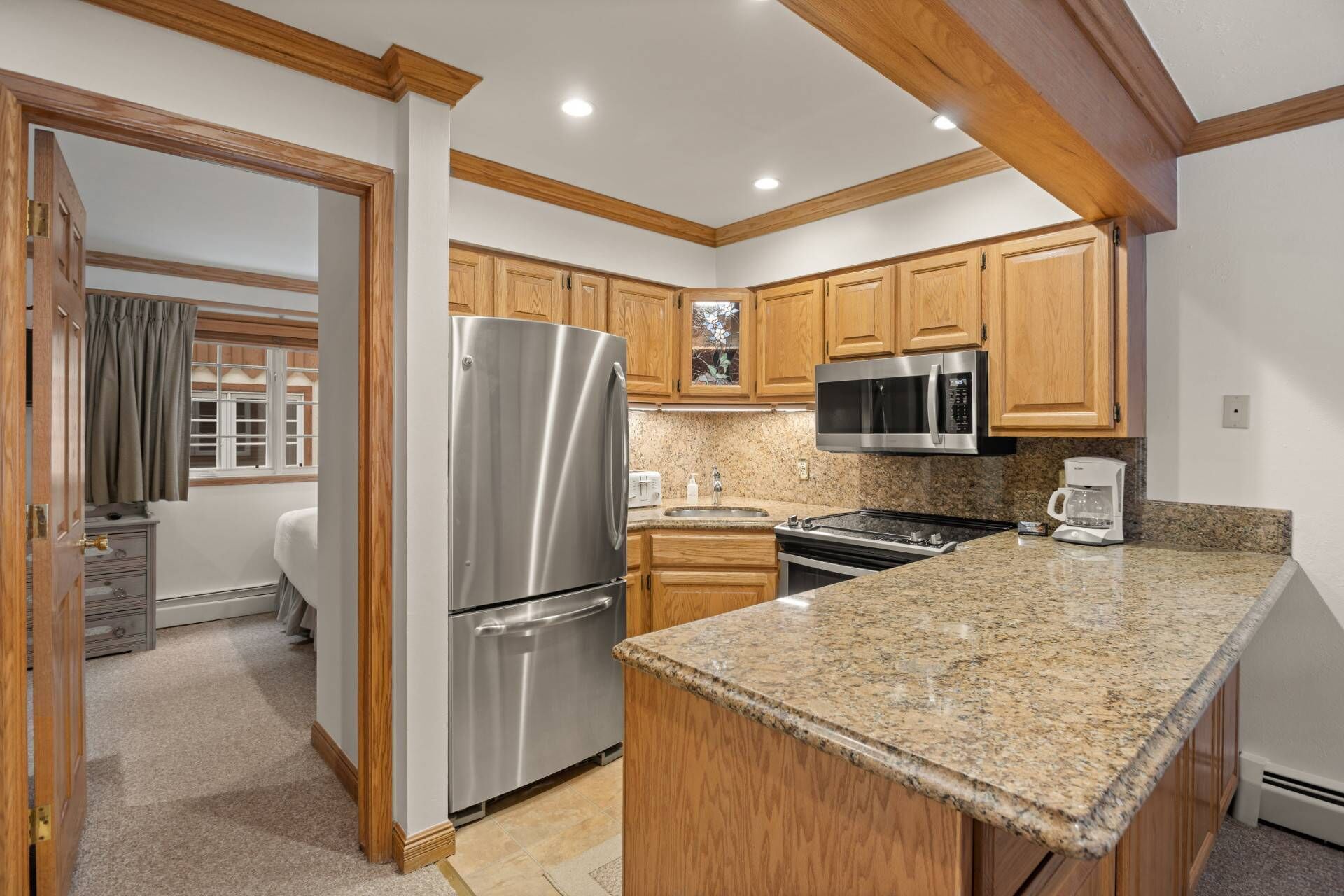 Coffee/tea maker, fridge, microwave, stovetop