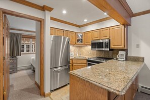 Kühlschrank, Mikrowelle, Herdplatte, Geschirrspüler