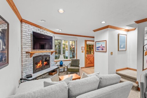 Multi-Level Townhome in the Heart of Aspen! FP, WD, Pool & Hot Tub, Parking, 7 beds, 2nd Living Room