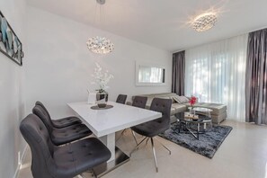 Deluxe-Apartment, eigener Pool, Meerblick | Esszimmer