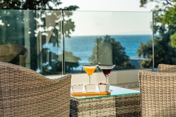 Deluxe-Apartment, eigener Pool, Meerblick | Terrasse/Patio