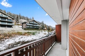 Un balcone con vista su un paesaggio innevato e edifici moderni.