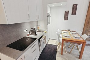 Kühlschrank, Mikrowelle, Ofen, Herdplatte