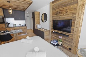 Escritorio, tabla de planchar con plancha, wifi gratis y ropa de cama 