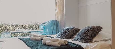 Escritorio, tabla de planchar con plancha, wifi gratis y ropa de cama