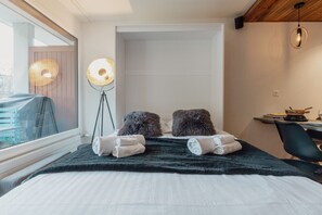 Bureau, fer et planche à repasser, Wi-Fi gratuit, draps fournis