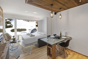 Escritorio, tabla de planchar con plancha, wifi gratis y ropa de cama 