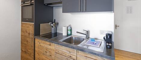 冷蔵庫、電子レンジ、オーブン、コンロ