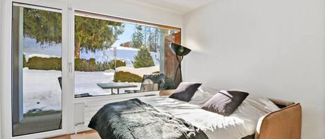 Skrivbord, strykjärn/strykbräda, gratis wi-fi och sängkläder