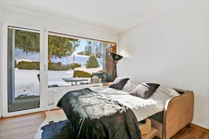 Skrivebord, strykejern/-brett, wi-fi (inkludert) og sengetøy