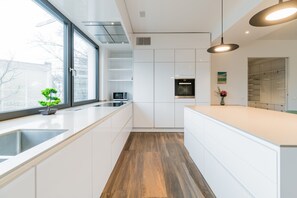 Kühlschrank, Mikrowelle, Ofen, Herdplatte